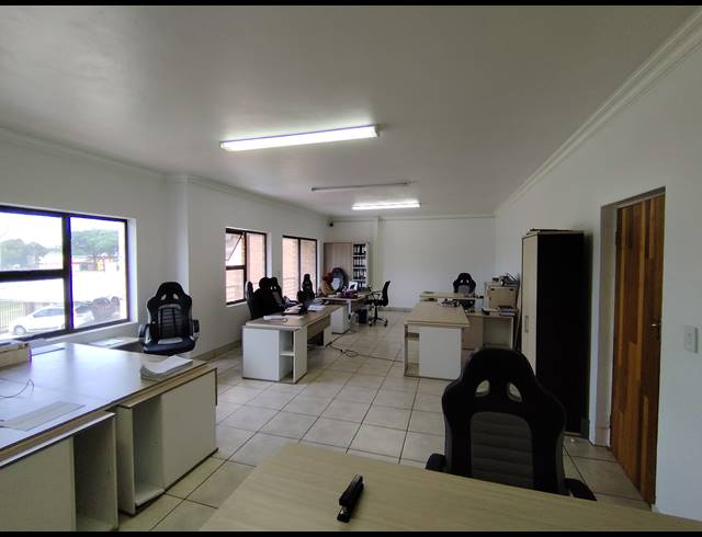 1,078M² WAREHOUSE TO LET IN AIRPORT PARK